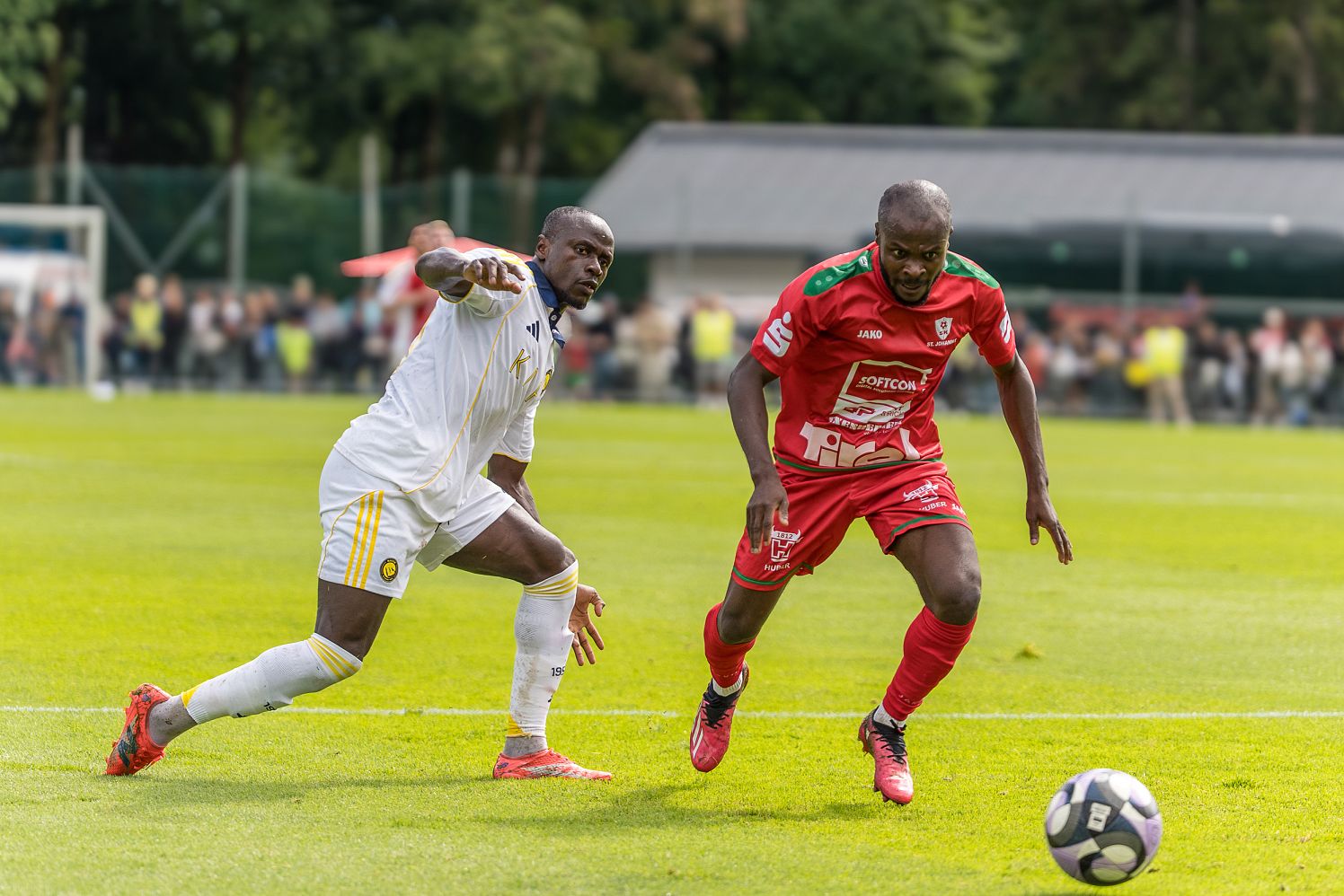 Nicht nur einmal traf St. Johanns Stephen Akomeah auf den von den Fans 
besonders gefeierten Superstar von Al Nassr, Sadio Mané
