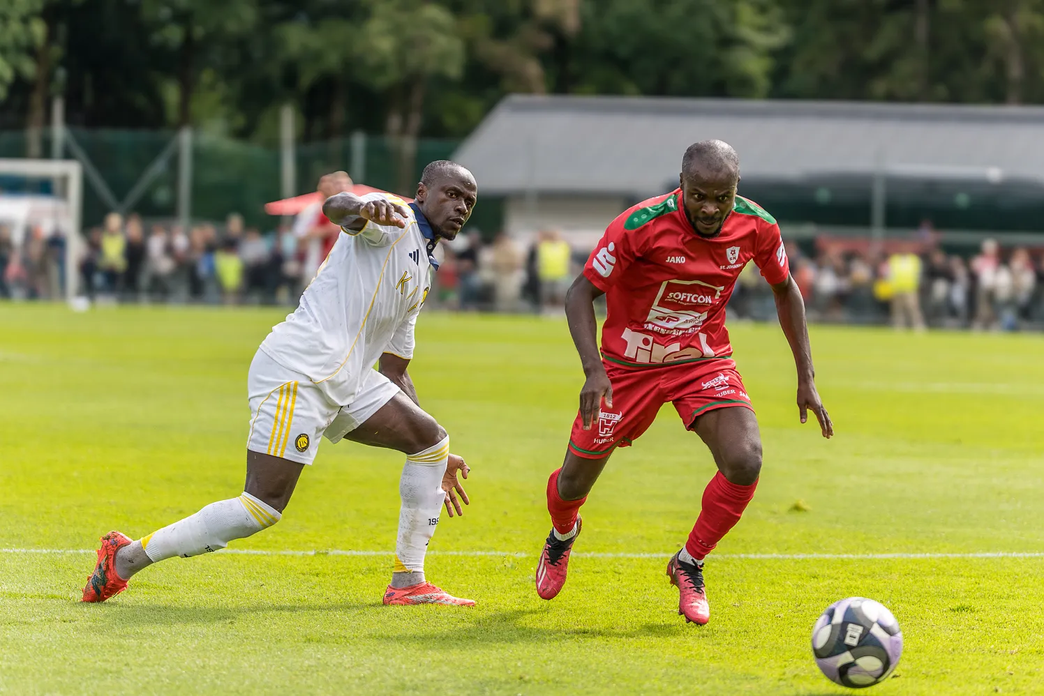 Nicht nur einmal traf St. Johanns Stephen Akomeah auf den von den Fans 
besonders gefeierten Superstar von Al Nassr, Sadio Mané
