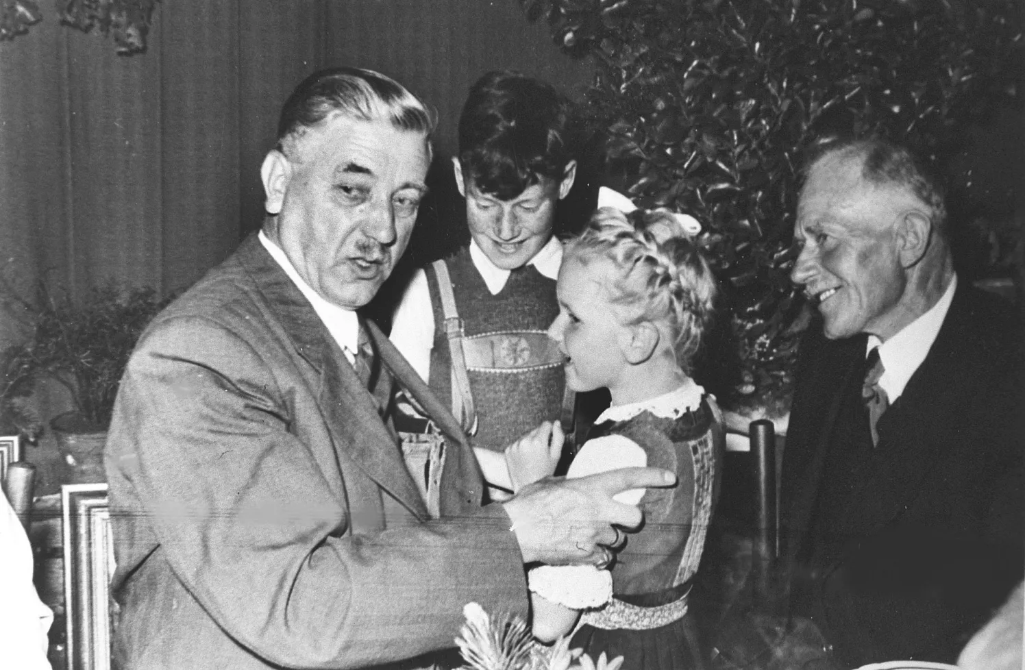 Obermoser Joh., Präs. 60-Jahre-Feier- 1954 mit Olivier Viktor, Manesch Maria u. Bgm