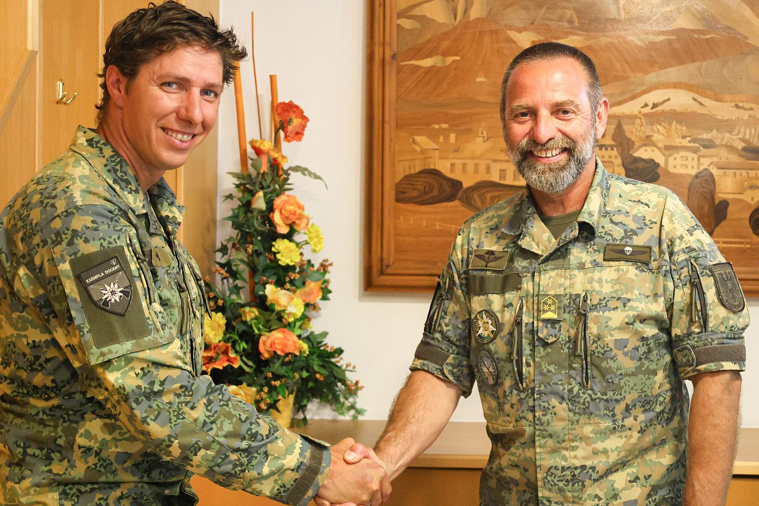 Oberst Gilbert Hammerle gratuliert Oberstabswachtmeister Manuel Margesin