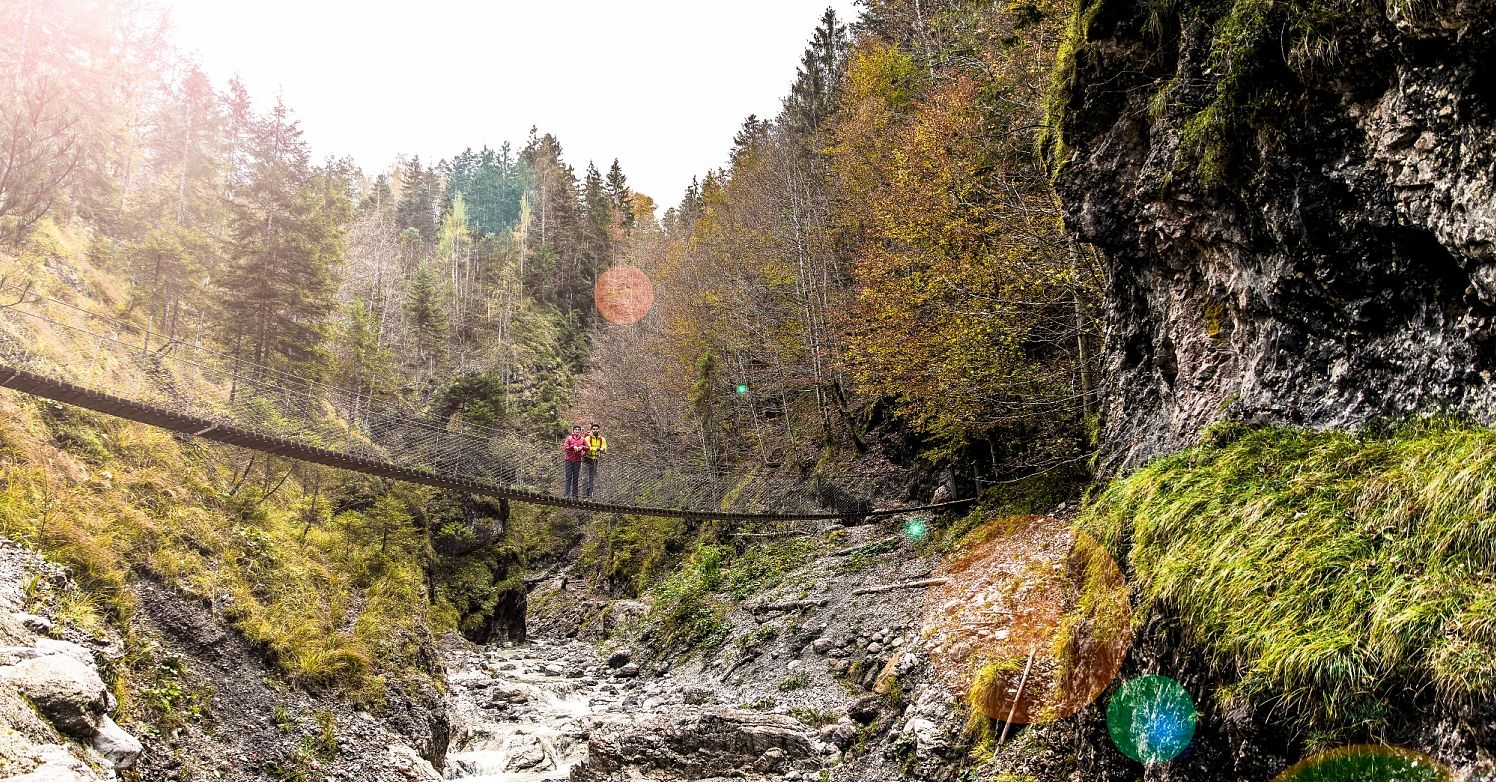 Unterwegs-auf-Etappe-4-des-Koasa-Trail-durch-die-Griessbachklamm-in-der-Region-St.-Johann-in-Tirol©sportalpen