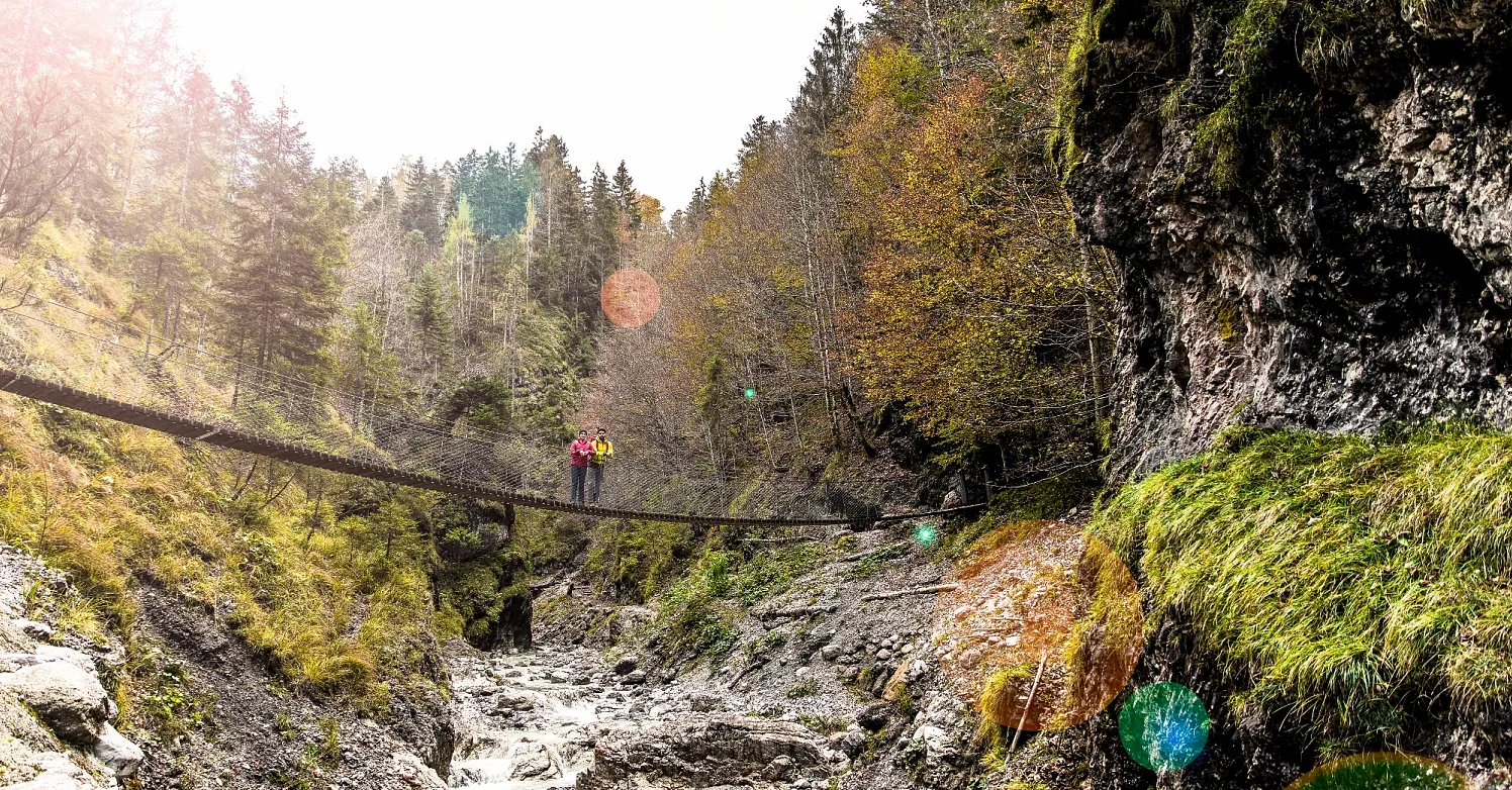 Unterwegs-auf-Etappe-4-des-Koasa-Trail-durch-die-Griessbachklamm-in-der-Region-St.-Johann-in-Tirol©sportalpen