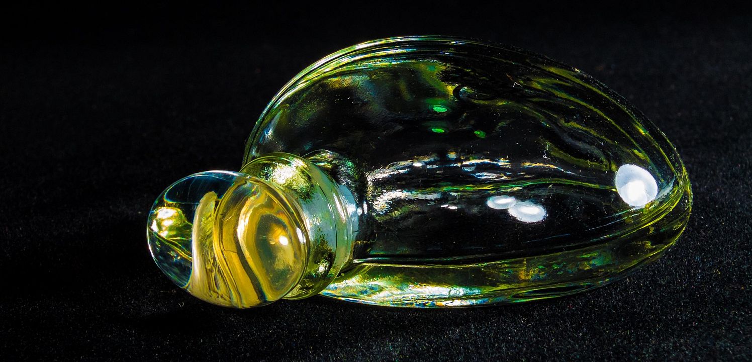 Einbrecher_profile-view-man-with-hoodie-trying-pick-lock-house-forcing-his-entry