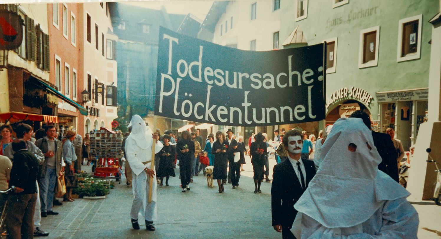 Kein Faschingsumzug, sondern bitterer Ernst für die „Jungen Kitzbüheler“, die den Aktionismus von Bürgerinitiative und Schutzverein medienwirksam fortsetzten und damit großes Aufsehen außerhalb der Bezirksgrenzen erzeugten