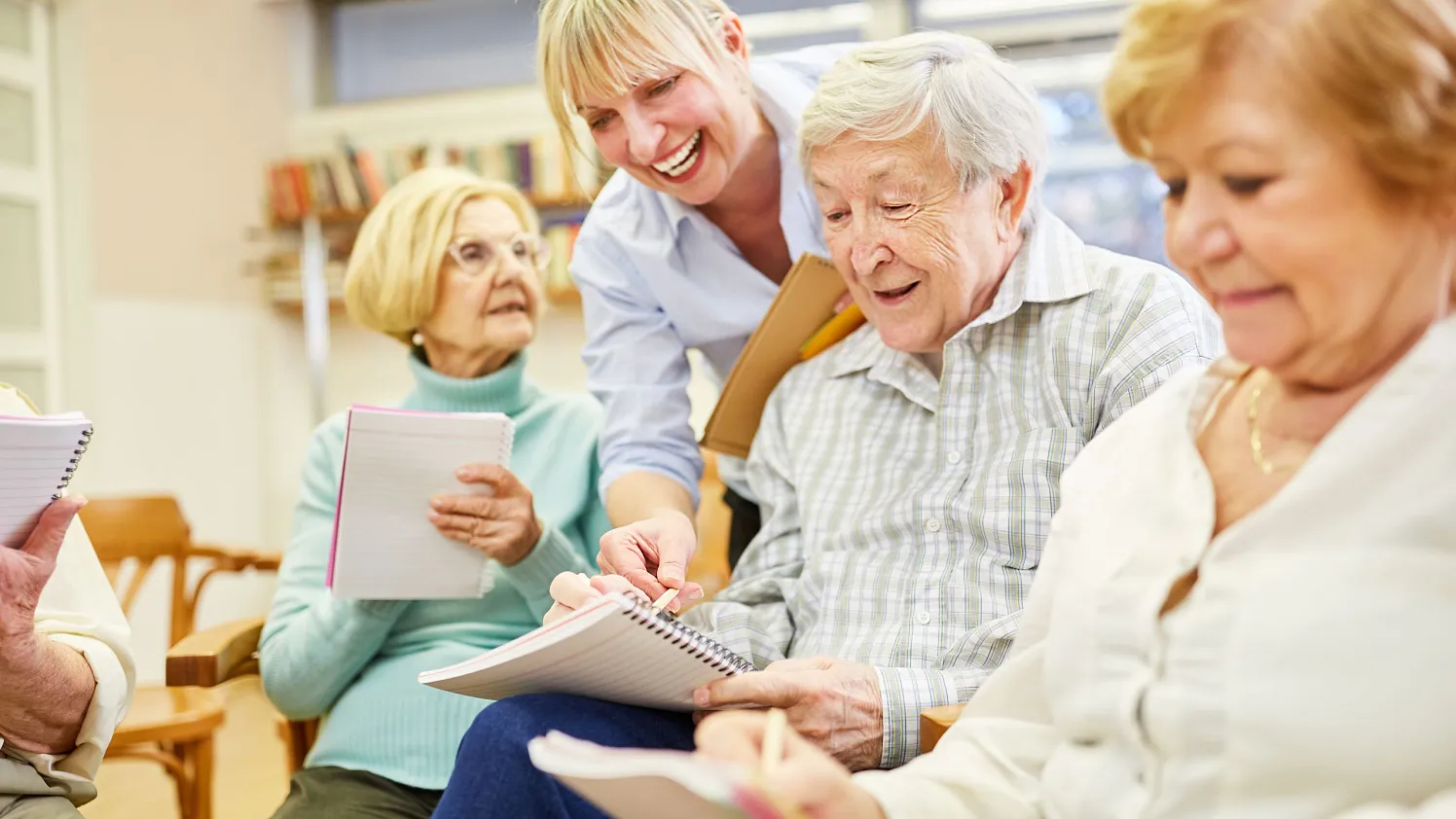 Psychotherapist helps demented seniors _356354477_Von Robert Kneschke
