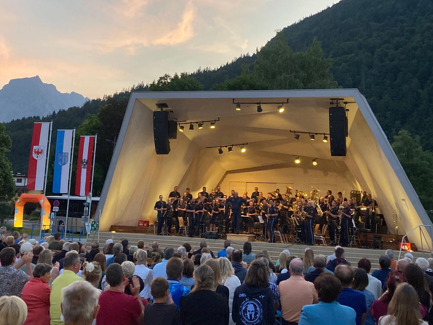 Rund 60 uniformierte Musiker der Polzeimusik Tirol standen kürzlich auf der Bühne in Kirchdorf