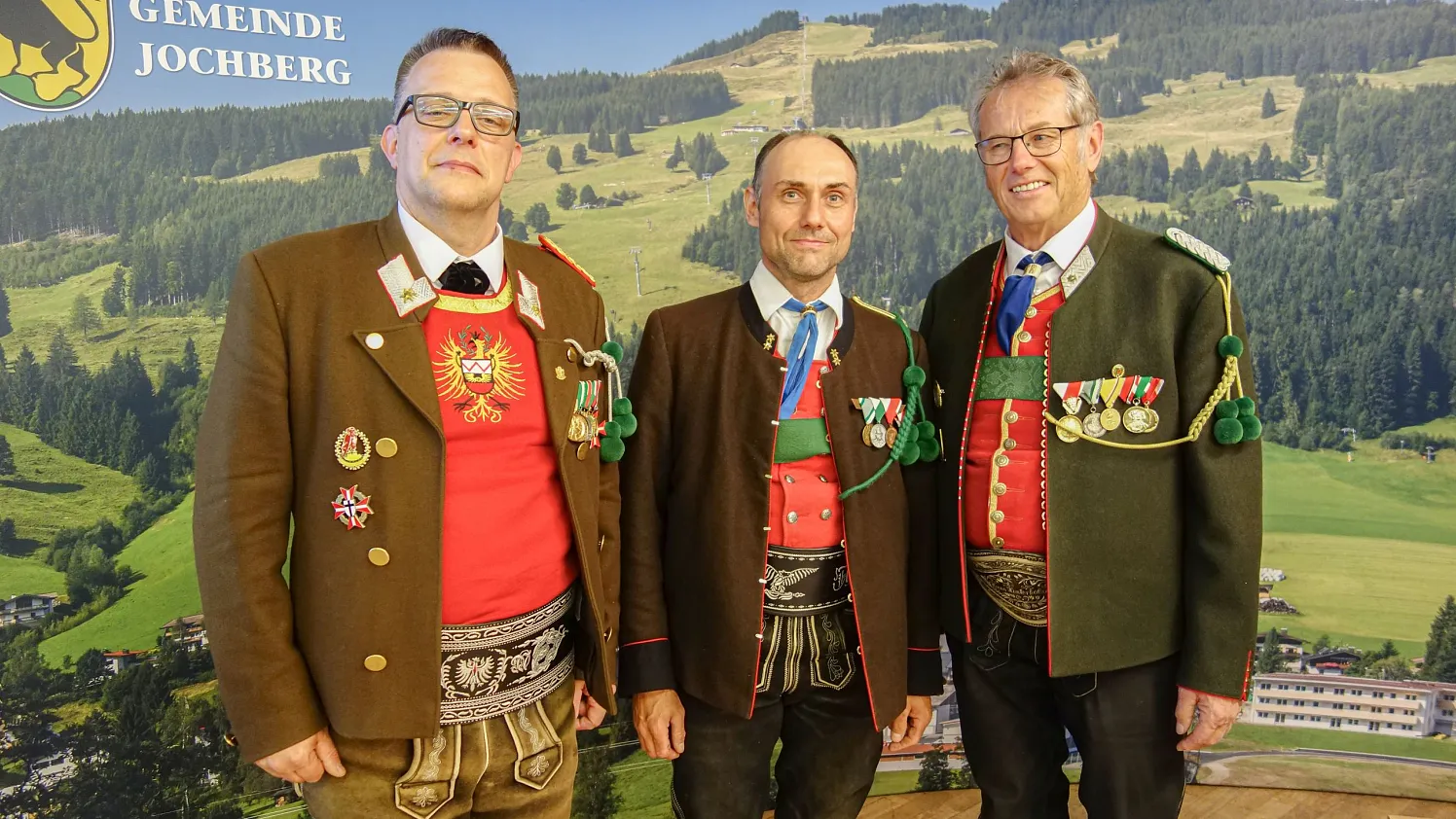 Schuetzen Olt Andreas Andergassen als neuer Bat Jungschuetzenbetreuer mit Viertel Kommandant Mjr Manfred Schachner und Bat Kommandant Mjr Hans Hinterholzer