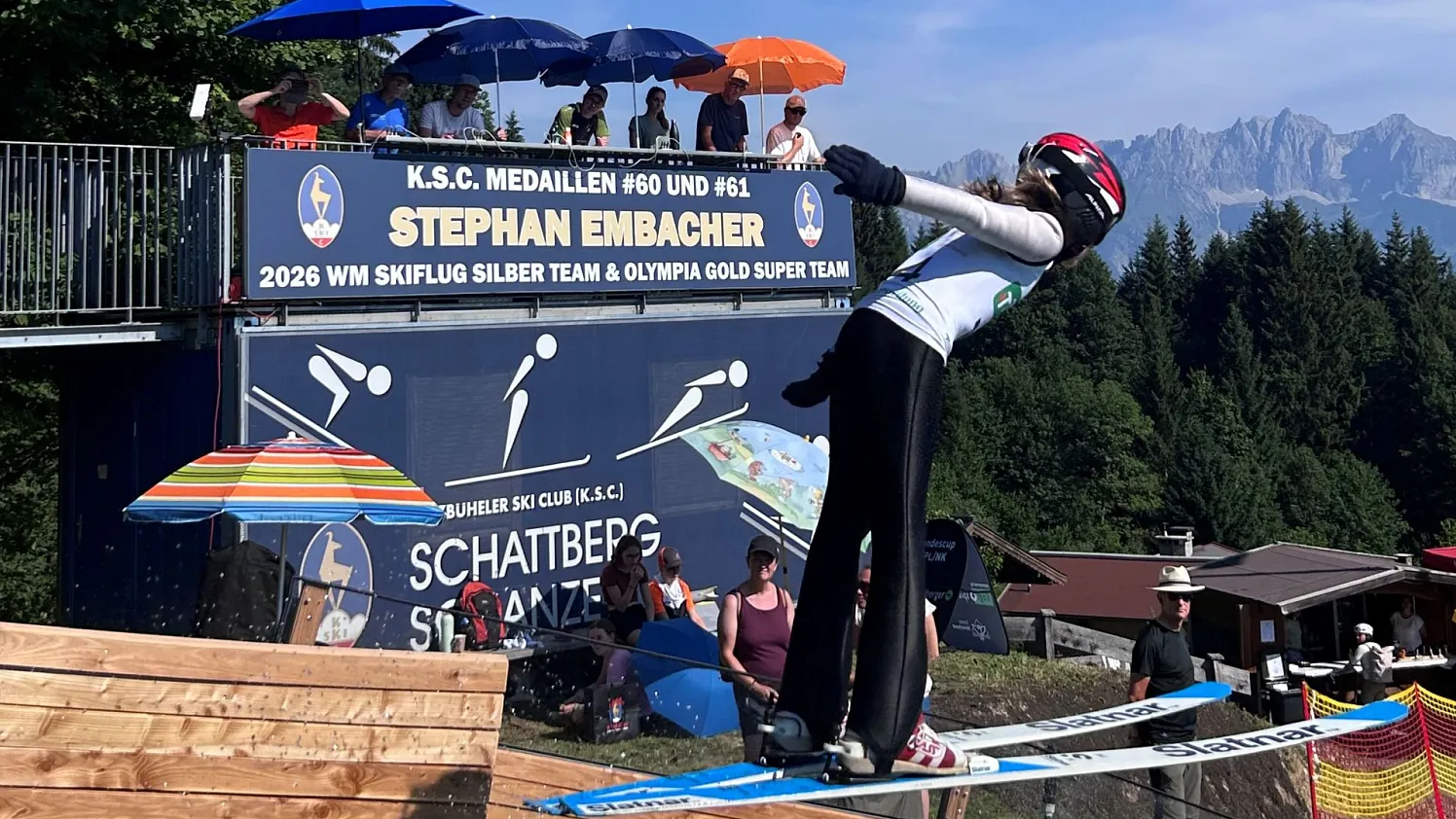 Sebastian Rella SV IBK Bergisel - Hintergrund die Sprungrichter