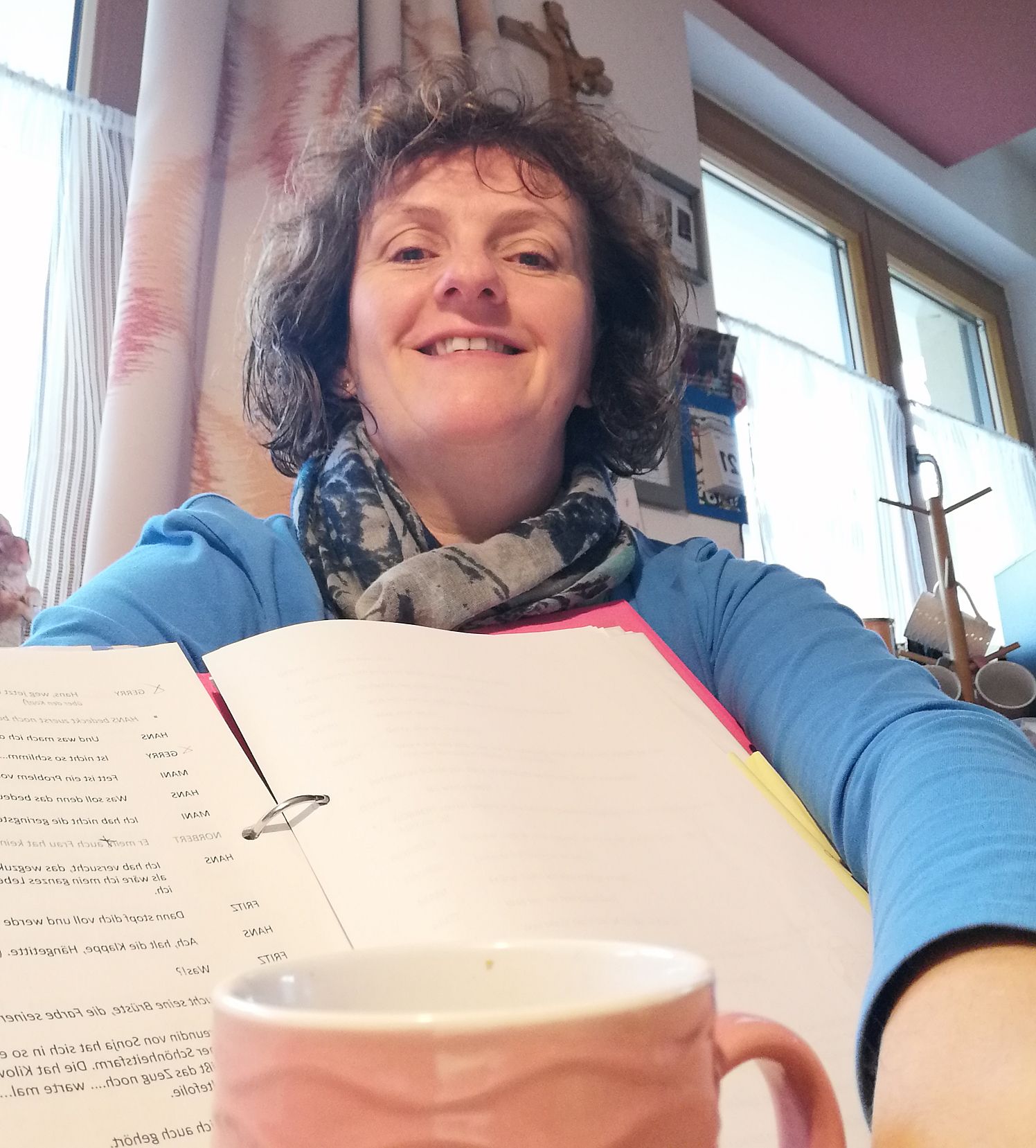 Selfie, Moni mit Kaffee beim Text durcharbeiten.webp