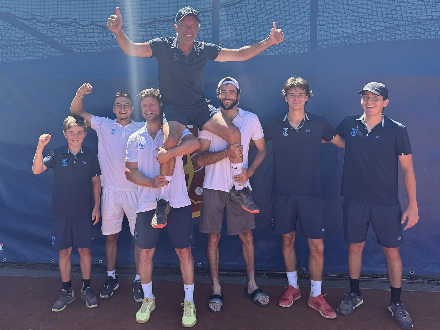 Viel Jubel gab es bei der Kitzbüheler Herrenmannschaft, die ohne einer 
einzigen Niederlage in der Landesliga triumphierte