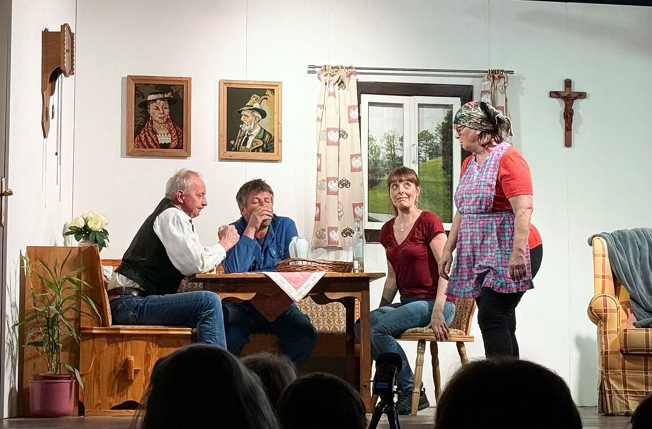 Volksbuehne Oberndorf mit ihrem aktuellen Stück Diamantenfieber im Neuwirt in Oberndorf.