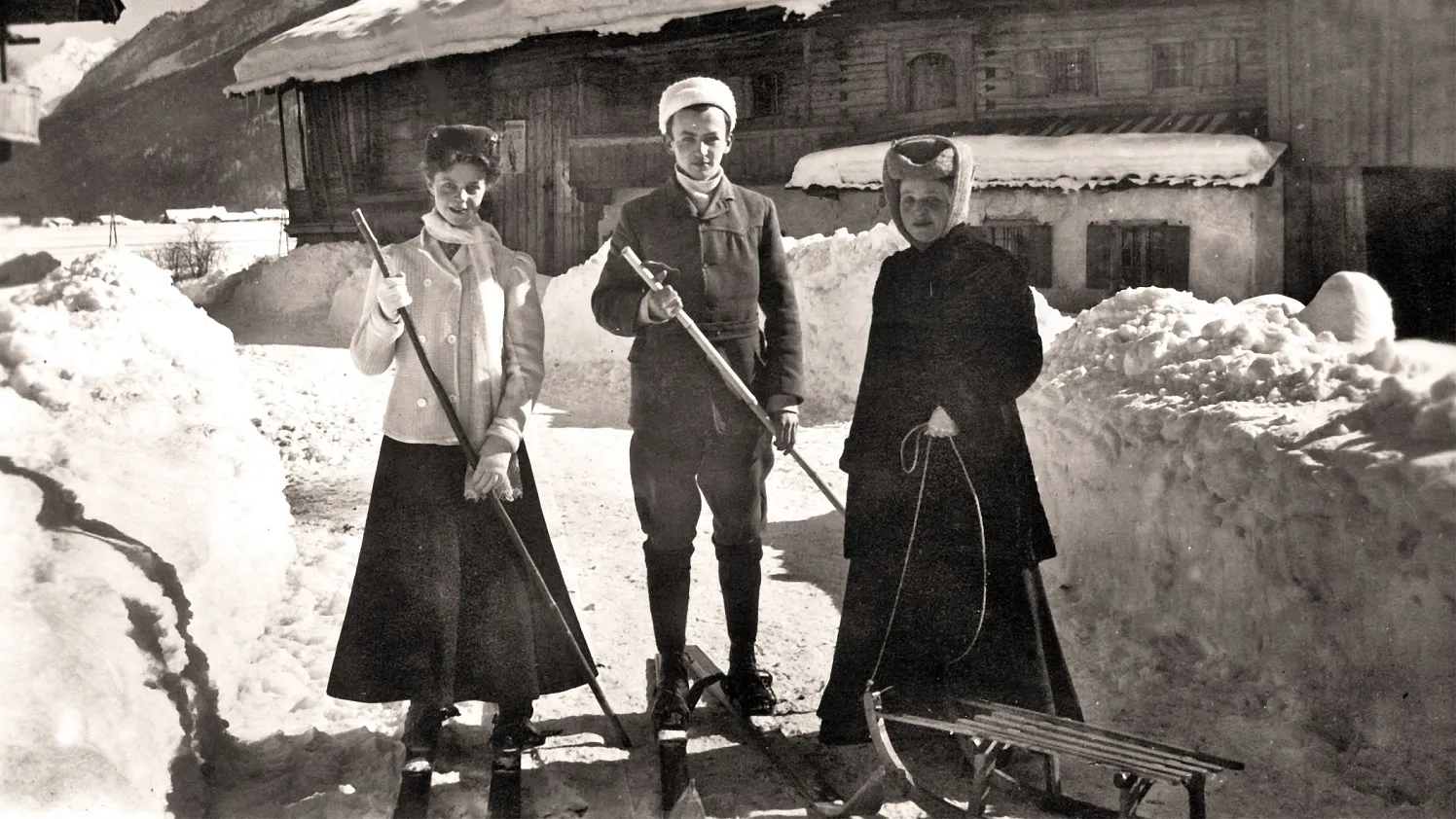 Waidring Winter am Dorfplatz um 1930