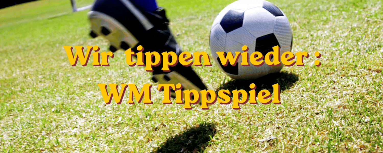 Nahaufnahme eines Fußballs auf Gras. Ein Fuß in einem Sportschuh nähert sich dem Ball. Text: "Wir tippen wieder - WM Tippspiel" in gelber Schrift.