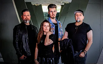 a-bandfoto-journey-to-io-2025-gabriel-marquez