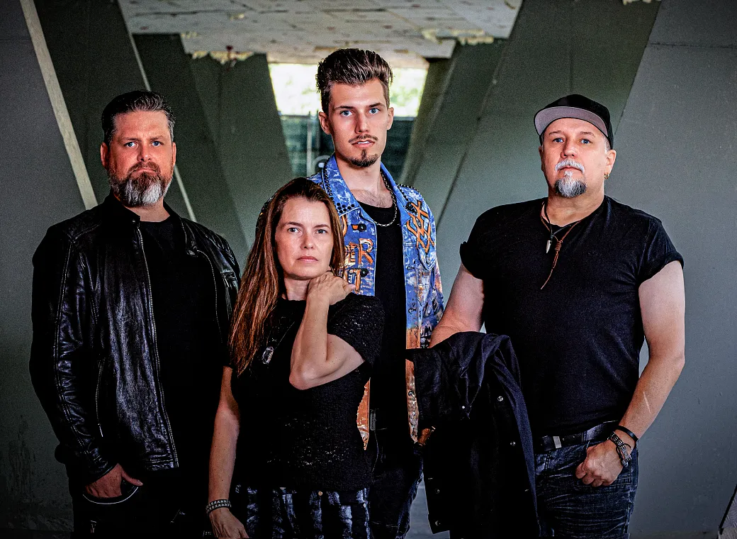 a-bandfoto-journey-to-io-2025-gabriel-marquez