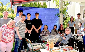 a-tourismusschule-klientinnen-und-betreuerinnen-im-wohnen-mitterndorferweg-mit-vorfreude-auf-das-buffet-2