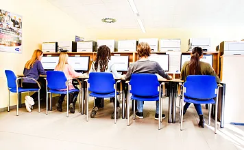 AMS Lehrstellensuche Symbolbild Jugend Computer