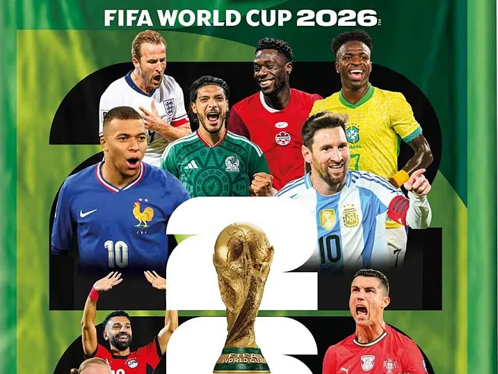 Cover eines Sammelalbums zur FIFA Weltmeisterschaft 2026 mit Spielern in Nationaltrikots, dem WM-Pokal und buntem Hintergrund.