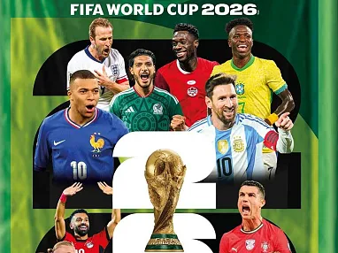 Cover eines Sammelalbums zur FIFA Weltmeisterschaft 2026 mit Spielern in Nationaltrikots, dem WM-Pokal und buntem Hintergrund.