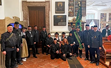 Der Knappenverein Oberndorf vor der eigenen Votivtafel