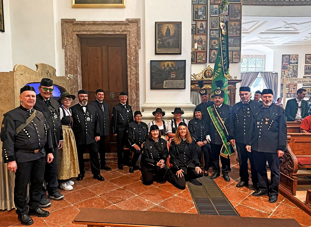 Der Knappenverein Oberndorf vor der eigenen Votivtafel