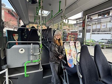 Die junge Künstlerin Pia Niederwieser in ihrem Art Bus.webp