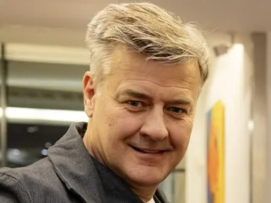 Vier Personen stehen auf einer Bühne vor einer Leinwand mit dem Titel "Einfach Elli" und einem QR-Code. Zuschauer sitzen im Vordergrund vor der Bühne.