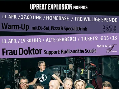 Eine Gruppe von Musikern posiert auf einer Bühne, darunter ein Banner mit der Aufschrift: 'Frau Doktor, Support: Rudi and the Scusis'. Leicht lächelnd.