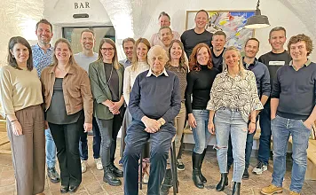 Hans Wirtenberger inmitten seiner Schueler. Klassentreffen der Hauptschueler Kitzbühel nach 30 Jahren.