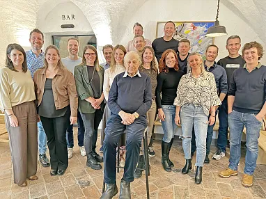 Hans Wirtenberger inmitten seiner Schueler. Klassentreffen der Hauptschueler Kitzbühel nach 30 Jahren.