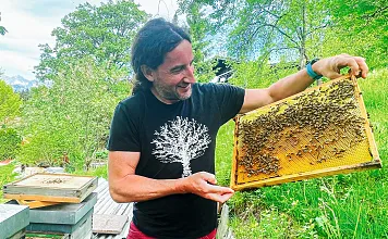 Imker Markus Themel bei der Arbeit