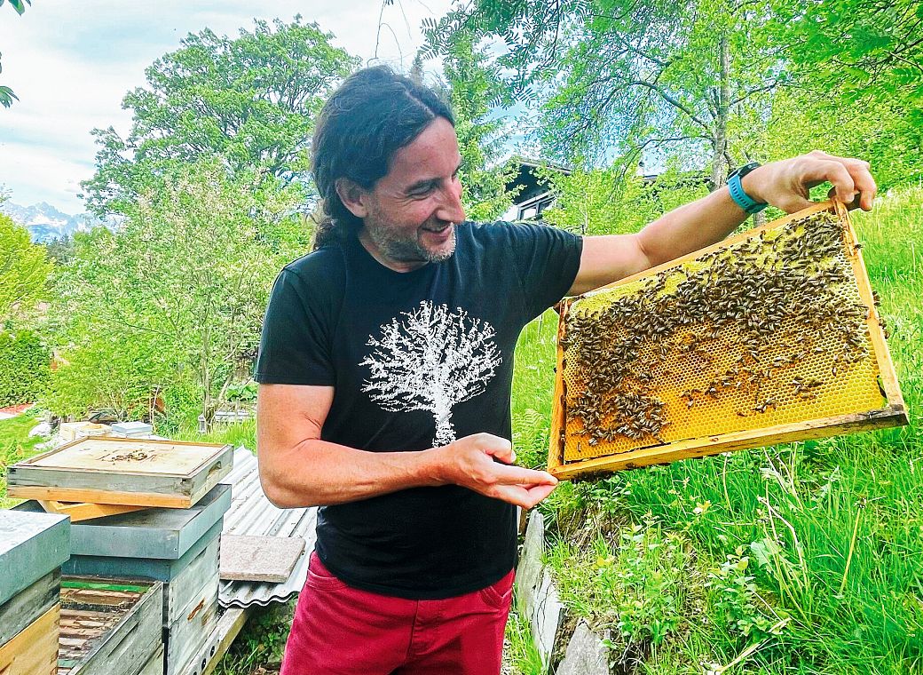 Imker Markus Themel bei der Arbeit