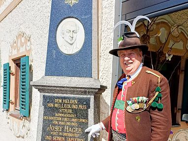 a_Josef_Strobl_am_Denkmal_26_2025_schuetzen