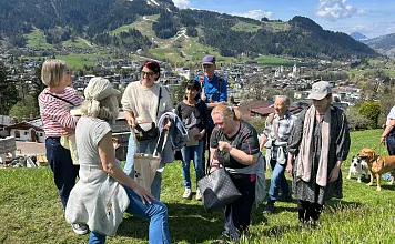 Kräuterspaziergang Greenfluencing Kitzbühel mit Claudia Styblo