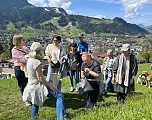 Kräuterspaziergang Greenfluencing Kitzbühel mit Claudia Styblo