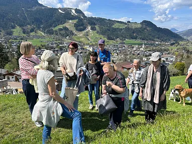 Kräuterspaziergang Greenfluencing Kitzbühel mit Claudia Styblo
