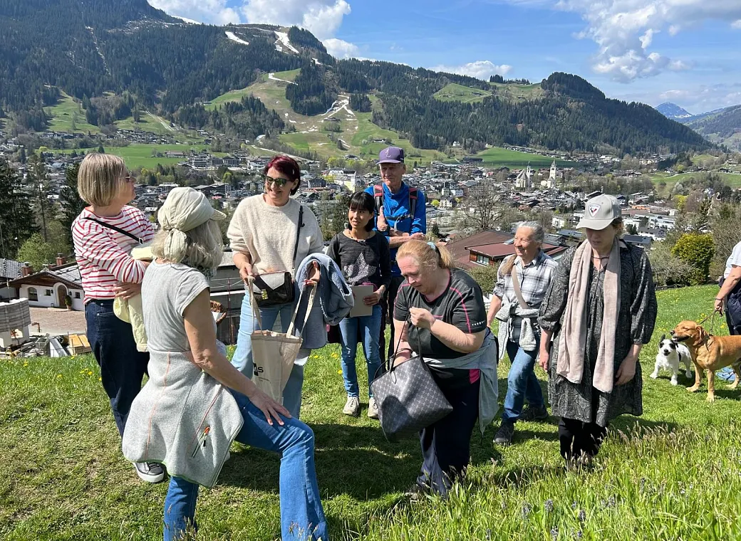 Kräuterspaziergang Greenfluencing Kitzbühel mit Claudia Styblo