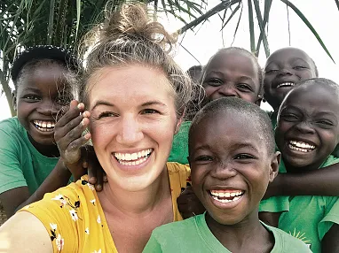 Manuela Erber mit Schulkindern.webp