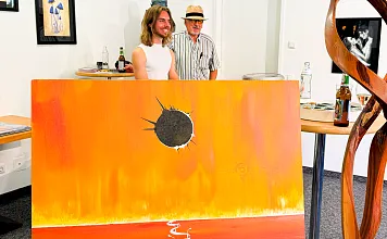 max-aquila-und-wolfgang-schwaiger-vor-dem-gartentisch-auf-dem-der-kunstler-immer-malt