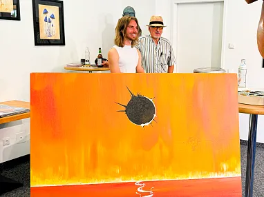 max-aquila-und-wolfgang-schwaiger-vor-dem-gartentisch-auf-dem-der-kunstler-immer-malt
