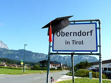 Oberndorf Ortstafel - Fotomontage Internationale Schule