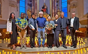 Organisatoren Künstler und Bürgermeister nach dem Konzert vor dem Altar im Kerzenschei n_Riegel