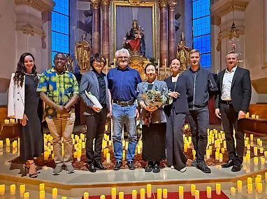 Organisatoren Künstler und Bürgermeister nach dem Konzert vor dem Altar im Kerzenschei n_Riegel