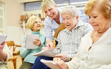 Psychotherapist helps demented seniors _356354477_Von Robert Kneschke