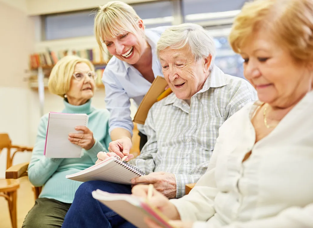Psychotherapist helps demented seniors _356354477_Von Robert Kneschke