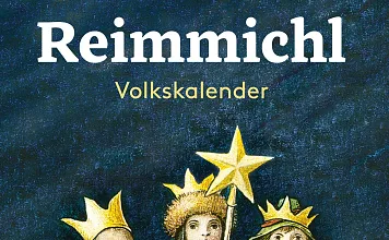 Drei Sternsinger in traditioneller Kleidung mit Krone und Stern, lächelnd vor dunkelblauem Hintergrund, tragen Körbe und symbolisieren die Heiligen Drei Könige.