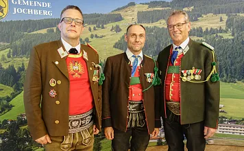 Schuetzen Olt Andreas Andergassen als neuer Bat Jungschuetzenbetreuer mit Viertel Kommandant Mjr Manfred Schachner und Bat Kommandant Mjr Hans Hinterholzer