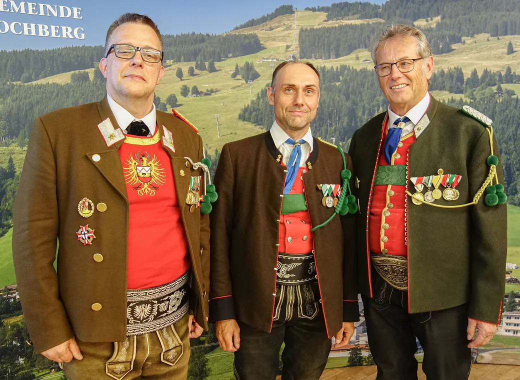 Schuetzen Olt Andreas Andergassen als neuer Bat Jungschuetzenbetreuer mit Viertel Kommandant Mjr Manfred Schachner und Bat Kommandant Mjr Hans Hinterholzer