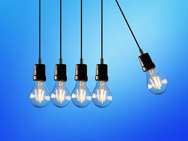 Symbolbild Ideen Netzwerk Glühbirne Innovation