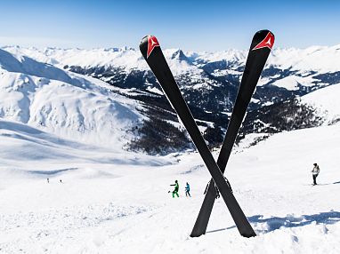 unfall-auf-der-skipiste-mit-gekreuzten-skiern-50559888-von-photalo-4